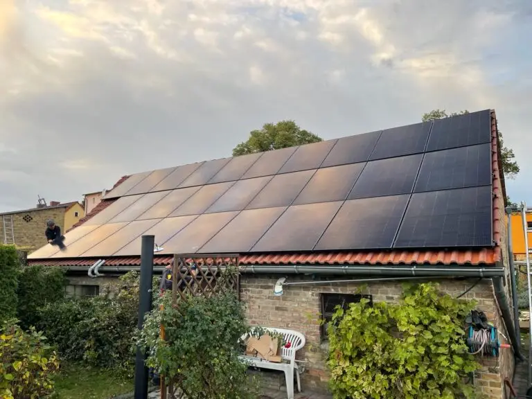 Photovoltaikanlage mit Stromspeicher auf einem Hausdach